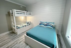 On Deck 4 Bedroom Home by RedAwning