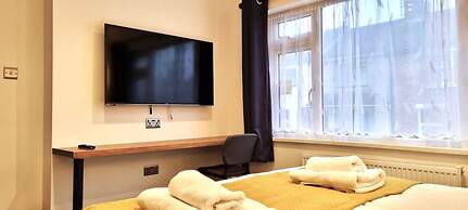 Modern 6 Bedroom 4 Bath House w Parking