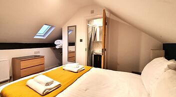 Modern 6 Bedroom 4 Bath House w Parking