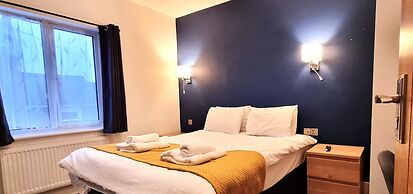 Modern 6 Bedroom 4 Bath House w Parking