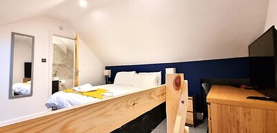 Modern 6 Bedroom 4 Bath House w Parking