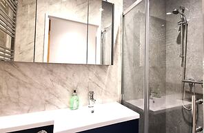 Modern 6 Bedroom 4 Bath House w Parking