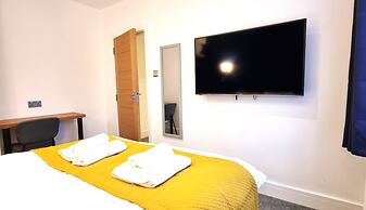 Modern 6 Bedroom 4 Bath House w Parking