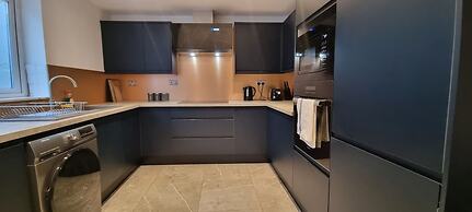 Modern 6 Bedroom 4 Bath House w Parking