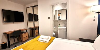 Modern 6 Bedroom 4 Bath House w Parking