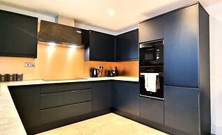 Modern 6 Bedroom 4 Bath House w Parking