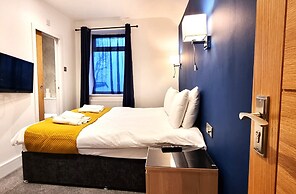 Modern 6 Bedroom 4 Bath House w Parking