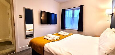 Modern 6 Bedroom 4 Bath House w Parking