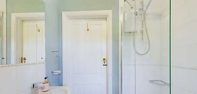 White Roses a dog Friendly Retreat for two