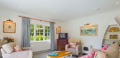 White Roses a dog Friendly Retreat for two