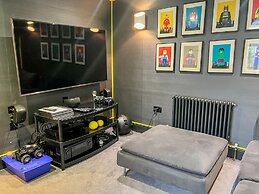 Gothic Cottage Hot Tub Fire Pit Pizza Oven Gas Bbq