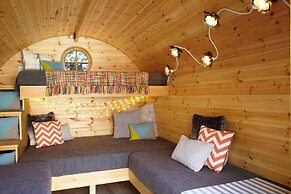 Gothic Cottage Hot Tub Fire Pit Pizza Oven Gas Bbq