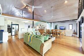 ZENLUX - 3-Story Corporate Golf Retreat