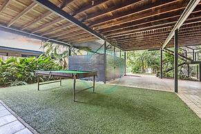 ZENLUX - 3-Story Corporate Golf Retreat