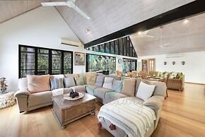 ZENLUX - 3-Story Corporate Golf Retreat