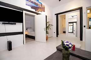 CAPRI Downtown Rooms