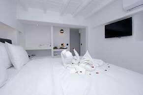 CAPRI Downtown Rooms