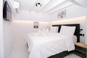 CAPRI Downtown Rooms