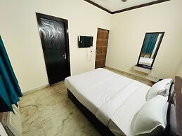 Roomshala 074 Hotel Royal Inn