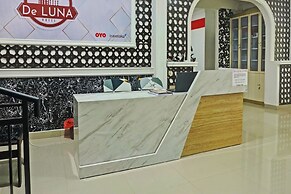 Super OYO 92518 De Luna Hotel