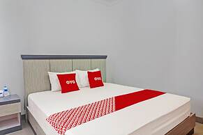 Super OYO 92518 De Luna Hotel