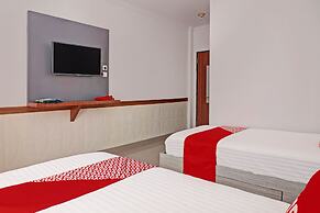 Super OYO 92518 De Luna Hotel