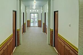 Super OYO 92518 De Luna Hotel