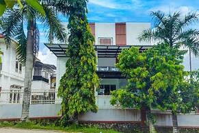 Super OYO 92518 De Luna Hotel