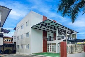 Super OYO 92518 De Luna Hotel