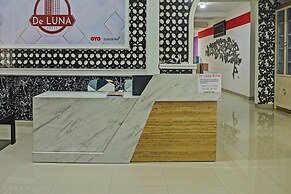 Super OYO 92518 De Luna Hotel