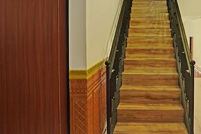 Super OYO 92518 De Luna Hotel