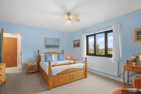 Charming 3-bed House Sleeps 6 in Rural Setting