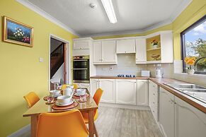 Charming 3-bed House Sleeps 6 in Rural Setting