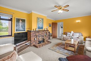 Charming 3-bed House Sleeps 6 in Rural Setting