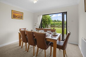 Charming 3-bed House Sleeps 6 in Rural Setting