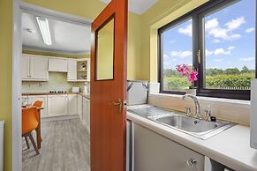 Charming 3-bed House Sleeps 6 in Rural Setting