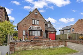 Charming 3-bed House Sleeps 6 in Rural Setting