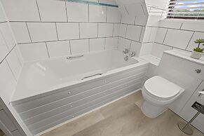 Charming 3-bed House Sleeps 6 in Rural Setting