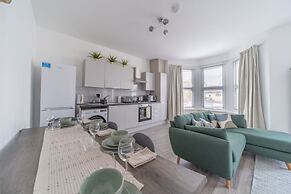 Charming 3-bed Apartment in South end on sea