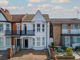 Charming 3-bed Apartment in South end on sea