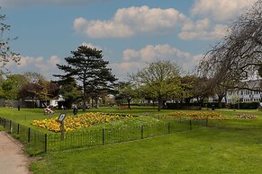 Charming 3-bed Apartment in South end on sea