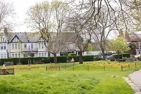 Charming 3-bed Apartment in South end on sea