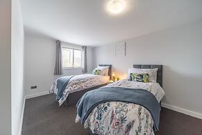 Charming 3-bed Apartment in South end on sea