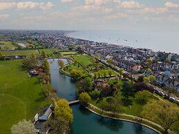 Charming 3-bed Apartment in South end on sea