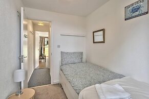 The Lookout, Sunny Beach Retreat, Sleeps 5 Guests