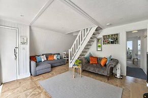 The Lookout, Sunny Beach Retreat, Sleeps 5 Guests