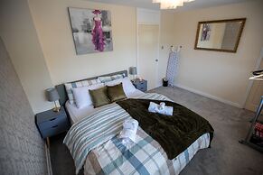 5star Serviced Homes- Free Wifi & Parking, Office