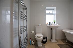 5star Serviced Homes- Free Wifi & Parking, Office