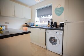 5star Serviced Homes- Free Wifi & Parking, Office
