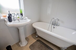 5star Serviced Homes- Free Wifi & Parking, Office